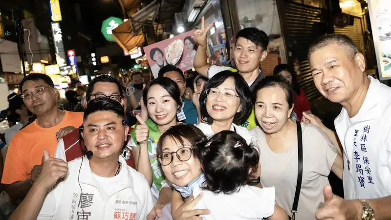 蘇巧慧赴樹林博愛夜市拜票,三百位支持者夾道相迎高喊市長