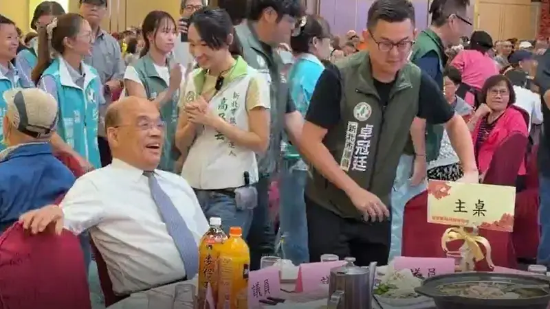 敬老餐會進場惹議!蘇貞昌打斷致詞坐主桌?綠營議員還原時間軸反擊