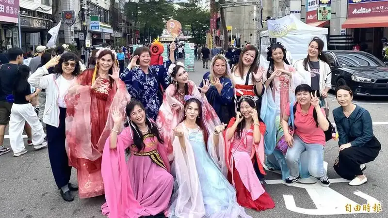 鈴蘭通散步會吸客10萬人，林佳龍重返台中籲保存文化