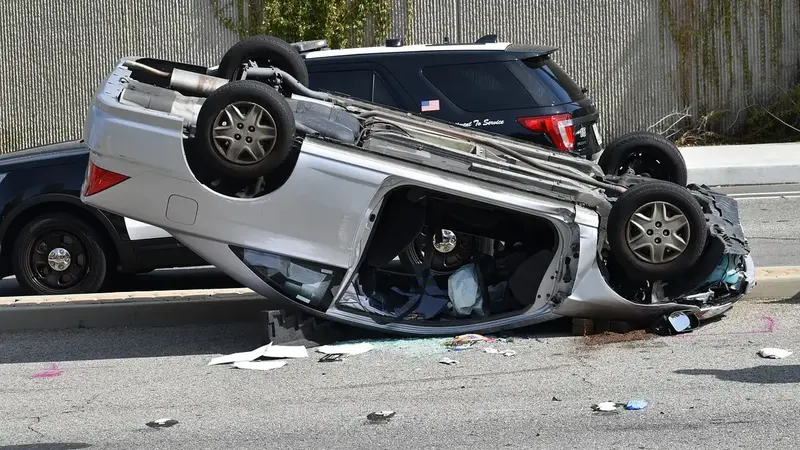 台中東區驚傳死亡車禍，騎士行經進化路撞上堆高機牙叉頸部重創喪命（示意圖）