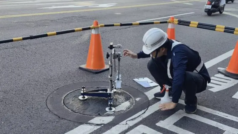 機車族安全升級！臺南首創將道路孔蓋抗滑法規化 拚117年改善逾28萬座