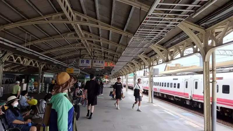 國慶連假衝台南站！百年路面月台迎最後倒數 拍照打卡送通車紀念椪餅與胸章