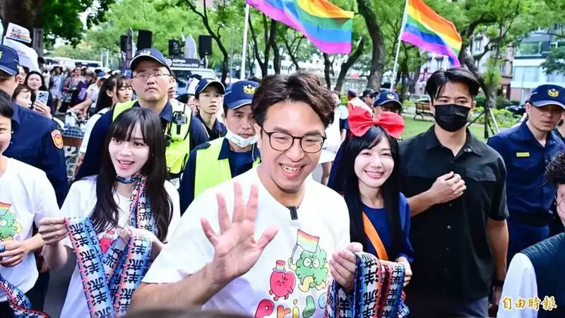 同志遊行破15萬人湧入台北街頭 沈伯洋發放飄帶蔣萬安遭民眾抗議