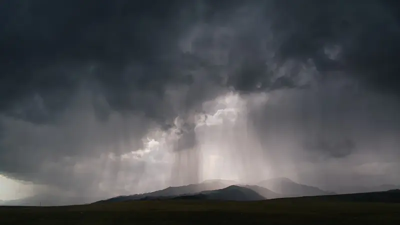 大低壓帶逼近全台雨勢拉警報 南部防範致災性降雨（示意圖）