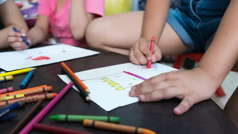 因應雙薪家庭育兒負擔,幼幼班入園率大幅攀升(示意圖)