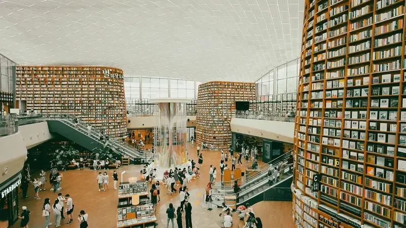 日本岩波書店出版旅行學台灣三刷熱銷,座談會人潮擠爆新宿(示意圖)