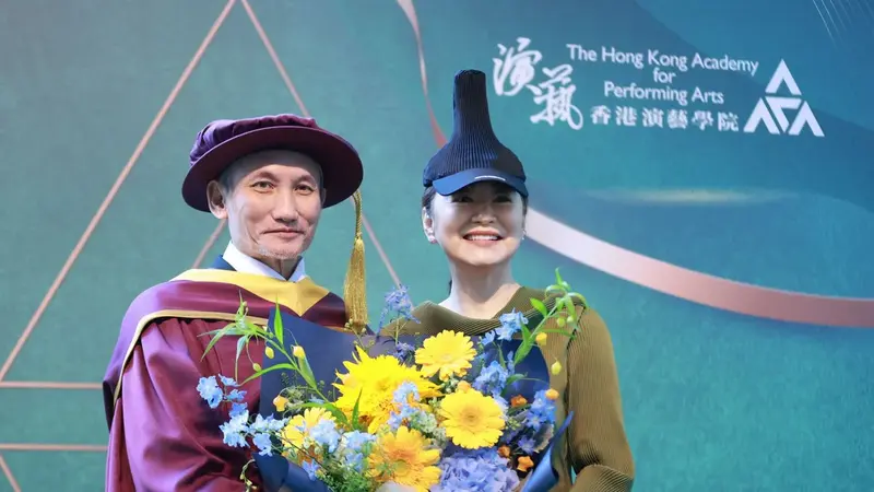 徐克獲頒香港演藝學院榮譽博士，林青霞現身獻花致意