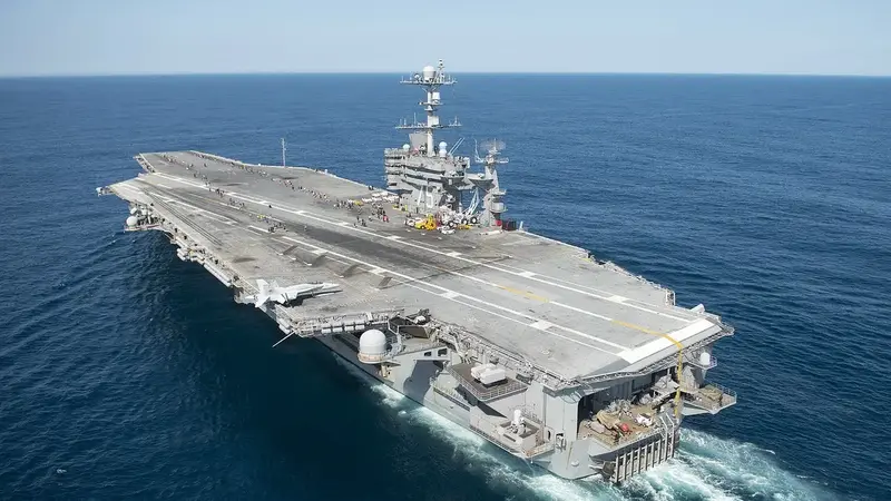 美軍林肯號航艦創紀錄海上執航286天，靠港泰國芭達雅官兵湧入搶買新襪跟美甲（示意圖）