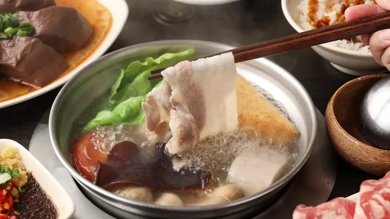 知名連鎖鍋物爆食安危機,民眾用餐竟自湯裡撈出完整蜈蚣