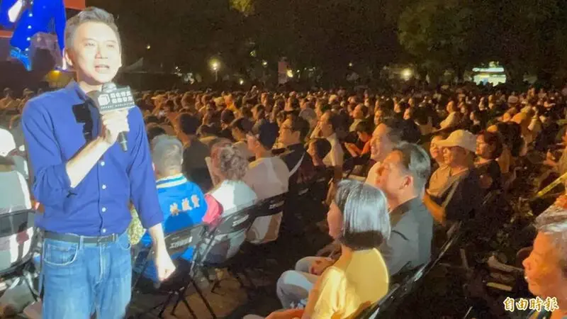 竹北演唱會意外上演綠白對唱,鄭朝方巧思讓藍綠陣營選將同台飆歌