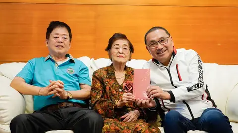 淡水百歲人瑞超有活力，天天妝容精緻步行挑戰百階老街