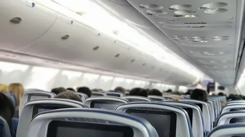 搭機愛穿短褲短裙?空服員曝座椅曾碰過尿布嘔吐物(示意圖)
