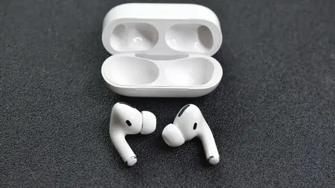 AirPods 5 即將在台預訂，內建即時翻譯成為出國神器（示意圖）