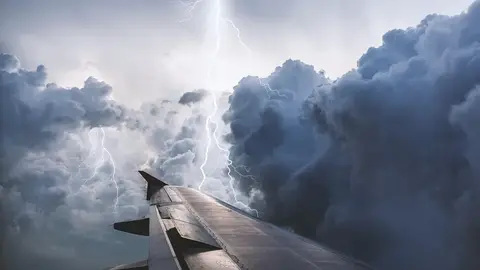 空中巴士A320遇強烈亂流急降佛州,機上多人受傷改道邁阿密(示意圖)