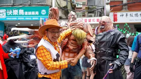 萬聖節變裝踩街嗨翻板橋府中，侯友宜變身胡迪發糖果