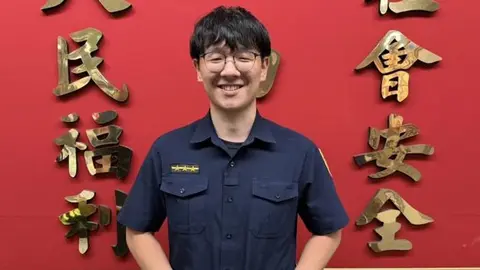 視障旅客深夜滯留臺北車站外,熱心員警即刻救援開車護送返家