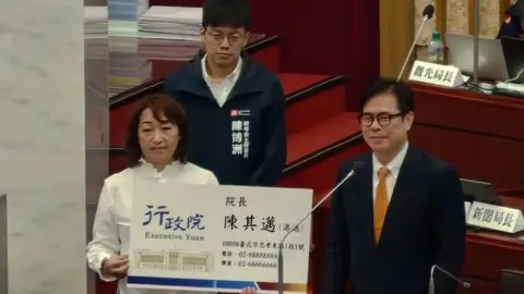 藍營議員質詢送特製名片，期盼高雄市長陳其邁高升行政院長