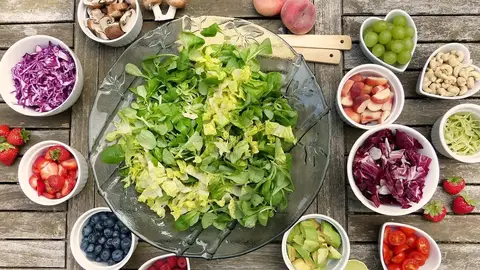 自助餐夾青菜以為熱量低？營養師點名八道地雷料理暗藏油脂（示意圖）