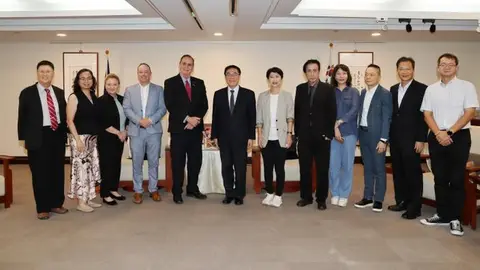 慶祝友誼邁入第十年美國錢德勒市訪團抵達古都黃偉哲親自接待
