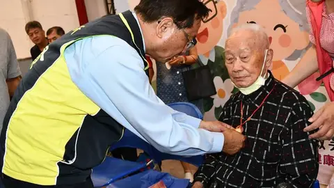 彰化市表揚415對長青夫妻，百歲人瑞獲贈金鎖片祝福