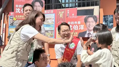 選戰倒數48日沈伯洋赴大直市場拜票，粉絲攜動漫海報與手板熱情相挺