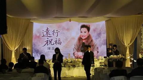 台語歌壇大姐大陳盈潔今告別式,許富凱與宋楚瑜獻花致哀