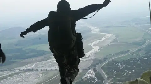 成功嶺軍營開放湧入數萬民眾，神龍小組高空定點跳傘展現精湛技藝（示意圖）