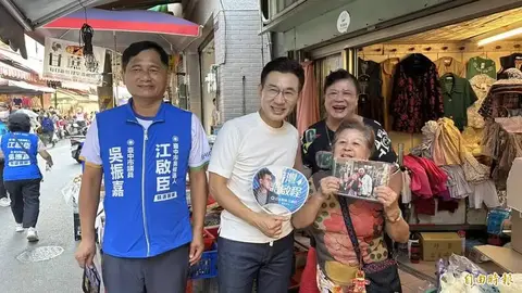 江啟臣赴東勢本街市場掃街拜票，86歲阿嬤秀珍藏小物力挺