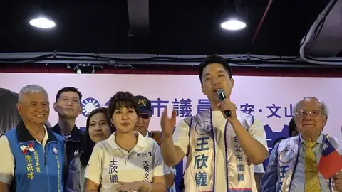 蔣萬安夜市行程爆暗樁爭議，助理熱喊我愛你遭網友抓包