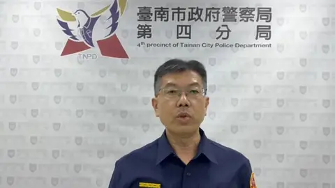 台南安平老店周氏蝦捲遭丟上百隻蟑螂,警方鎖定雨衣男