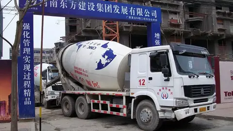 運送途中出意外,桃園大貨車上坡打滑倒退翻落邊坡駕駛喪命(示意圖)