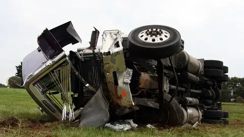 台2線北濱公路貨櫃車失控翻覆 車頭跨越分隔島波及加油站（示意圖）