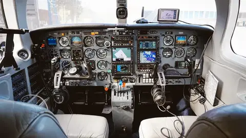 杜拜航空副機師驚傳刺傷機長，機警母親尖叫化解空難危機（示意圖）
