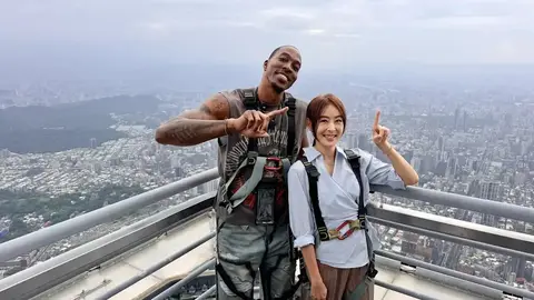 魔獸重返台北101合體賈永婕,摟肩合影引發網友熱議
