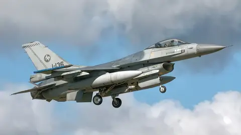 新式戰機歸國倒數，空軍證實首批 F-16V 明日降落台東志航基地（示意圖）