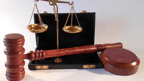 收賄百萬借提毒犯會前妻，前調查官一審遭重判 14 年半（示意圖）