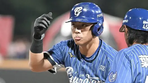 富邦悍將大巨蛋輕取台鋼，外野手申皓瑋因下半身緊繃提前退場