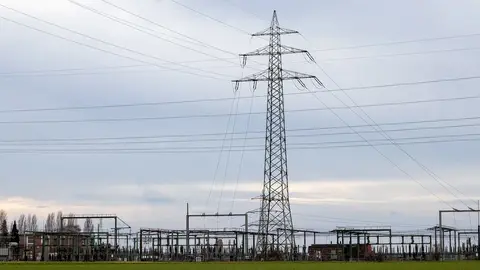 德國東部電網頻遭破壞 檢方清查高壓電線赫見21枚爆裂物全數拆除(示意圖)