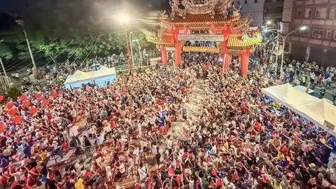 立法院長韓國瑜南下高雄小港鳳儀宮代天府助講，合體國民黨高雄市長候選人柯志恩吸近5千人次相