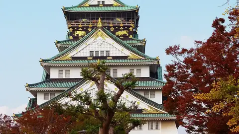 日本弘前城天守閣強震後移位,千人合力重現古法搬遷(示意圖)
