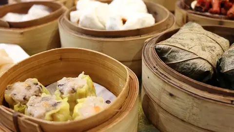 香港蓮香樓打破宵禁，深夜茶點不打烊，老茶客與夜歸人共享魔幻時刻（示意圖）