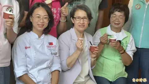 中秋連假第二天人潮湧現，副總統蕭美琴走訪鹿港老街嚐冰淇淋