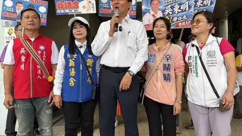 謝龍介歸仁市場推婚育宅政見，喊出生子就由政府供應房屋