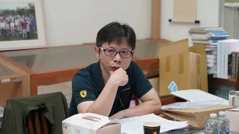 作家許榮哲演講踹桌惹議惹哭女學生 妻子李儀婷發聲盼其深刻反省