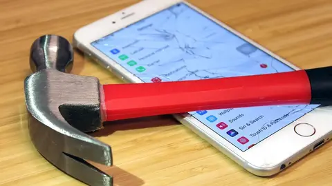 新一代 iPhone 螢幕抗刮力大幅提升，蘋果高層坦言看見用戶貼保護貼會感到渾身（示意圖）