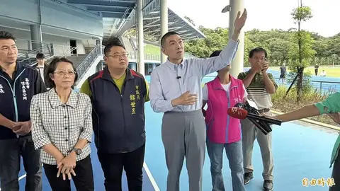 基隆田徑場試營運遇大雨積水,市長謝國樑會勘研議增設透明水簾擋雨