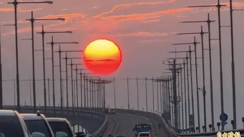 中秋追日潮！金門大橋懸日美景吸副縣長朝聖