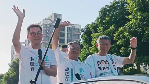 柯文哲桃園平鎮車掃拜票 品嚐冰品與支持者互動