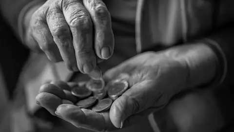 勞保年金明年調漲有望，逾百萬勞工退休金可望增加（示意圖）