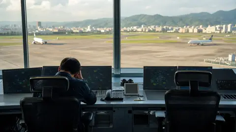 紐約機場驚險撞機意外!調查指向航管員提早離崗人手不足(示意圖)